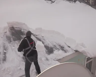 фото Чистка крыш от снега