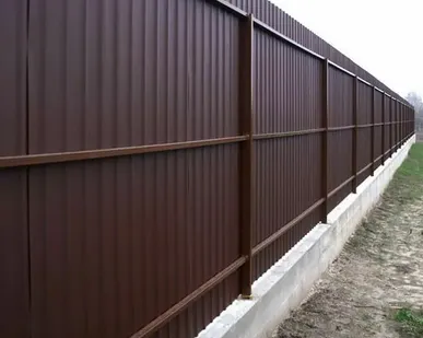 фото Забор из профнастила С8 крашенный СТАНДАРТ с круглым столбом ø73