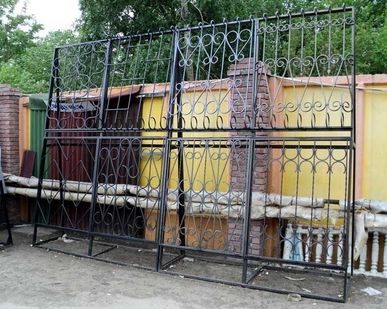 фото Установка решеток на окна и двери