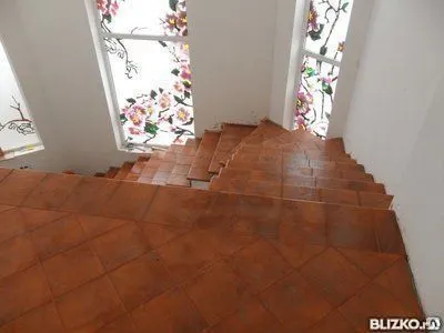 Фото №0 Облицовка кафелем лестничного марша