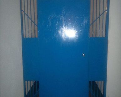 фото Металлическая перегородка в подъезде