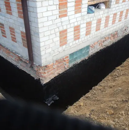 Фото №0 Битумная гидроизоляция фундамента