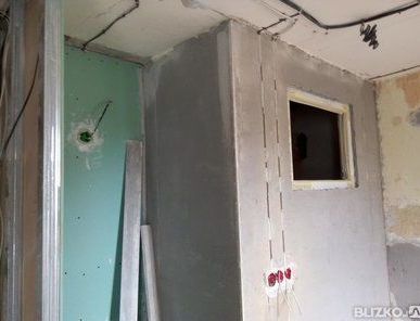 фото Штробление стены в гипсе