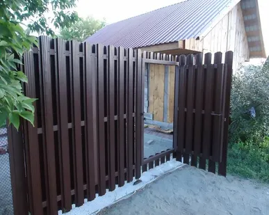 фото Распашные ворота со встроенной калиткой