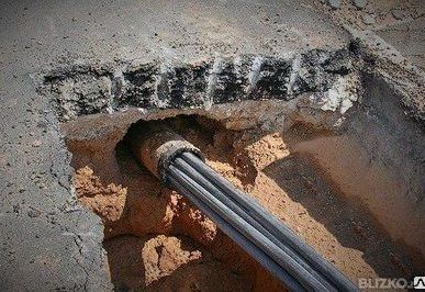 фото Прокладка кабеля в жёсткой пластиковой, металлической трубе, металлорукаве