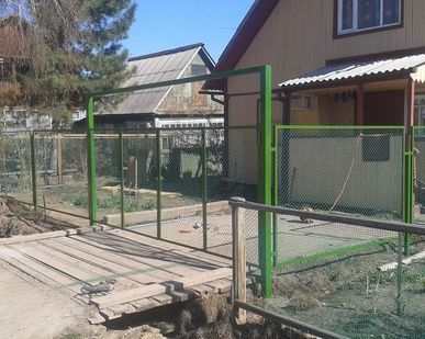 фото Секционный забор из сетки-рабицы в рамке, высота 1,5 м.
