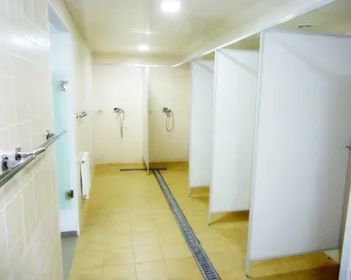 фото Сантехнические перегородки туалетные и душевые