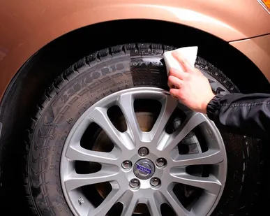 фото Комплексная чистка колес (мойка, очистка от скотча, чернение шин, чистка ступицы)