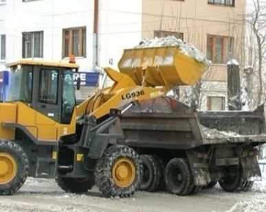 фото Вывоз снега с территории самосвалами