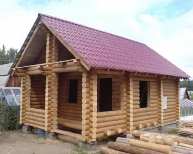 фото Сруб в тёплом контуре 6х6 с вылетом под крыльцо 3х6