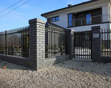 фото Классический забор из вертикальных профилей