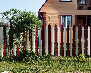 фото Установка забора из металлического штакетника под ключ!