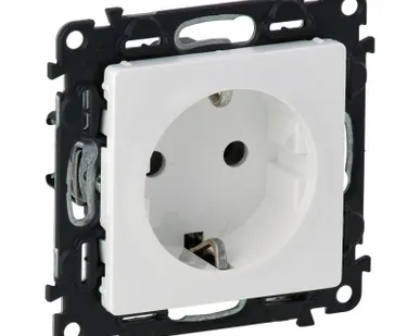 фото Механизм розетки 1-м СП Valena Life 16А IP2X 250В 2К+З с лиц. панелью безвинт. зажимы бел. Leg 753421