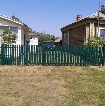 Фото №0 Забор из «Евроштакетника»