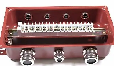 фото ЗЭТАРУС Коробка клеммная метал. 215*175*100 4заглушки метал. IP65 УХЛ1,5 КМ 65-10 ЗЭТАРУС zeta30325