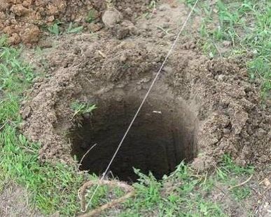 фото Бурим ямы под столбы