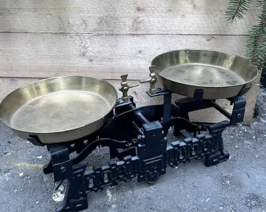 фото Весы старинные рыночные с двумя чашами 35 см чугун латунь