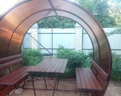 фото Беседка арочная с лакированными столешницами