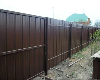 фото Установка забора из профлиста