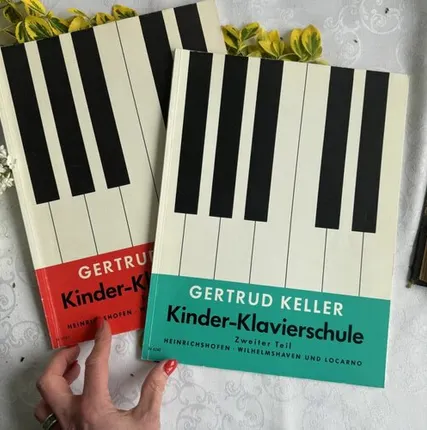 Фото №0 Книга альбом с нотами для детской музыкальной школы на немецком языке красная