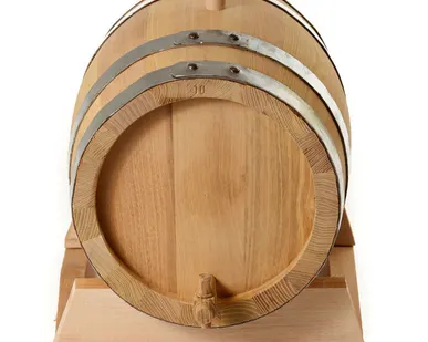 фото Бочка дубовая на 50 литров на подставке