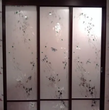 Фото №0 Стеклоалюминиевая 3-створчатая перегородка с декором "Березка с бабочками"