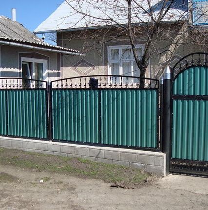 Фото №0 Установка забора из металлоштакетника