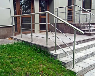 фото Ограждения на крыльцо из нержавеющей стали