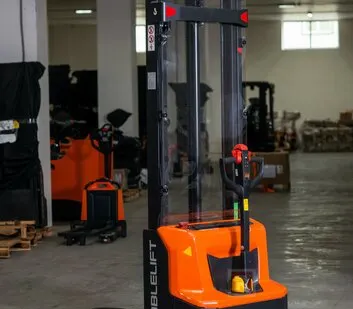 фото Штабелер электрический самоходный 1.2 т Noblelift PSE12B/PSE12N