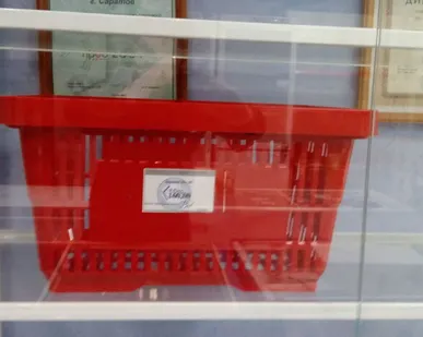 фото Корзины покупательские пластиковые красные