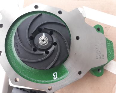 фото Водяной насос двигателя John Deere CD4045DF270 модель RE546917