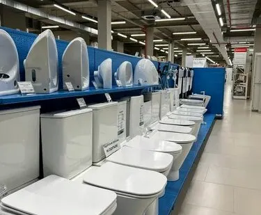 фото Сантехника: унитазы, ванны, душевые кабины.