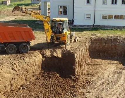 Фото №0 Копание котлованов