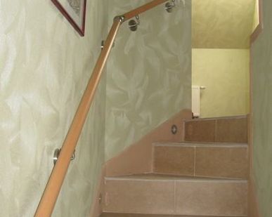 фото Пристенный поручень из дерева