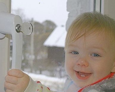фото Установка ручки с ключем для защиты открывания ребенком