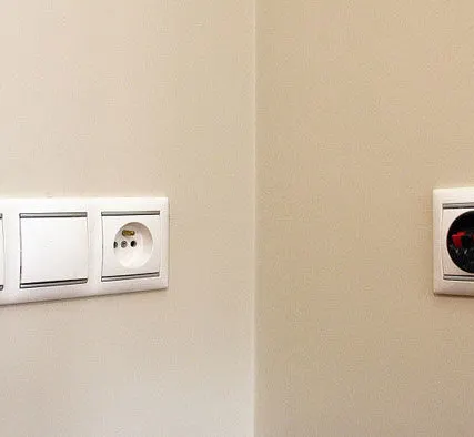 Фото №0 Установка розеток, выключателей