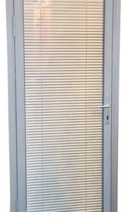 фото Алюминиевая межкомнатная дверь со стеклянным заполнением FST