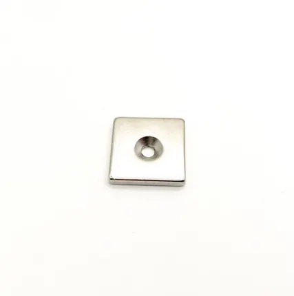 Фото №0 Неодимовый магнит прямоугольник 20x20x3 мм с зенковкой 7/3 мм (~3,38 кг)