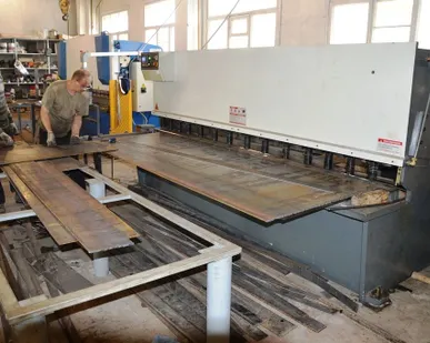 фото Гильотинная рубка металла