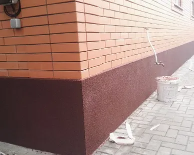 фото Отделка цоколя штукатуркой мраморная крошка