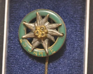 фото Фрачный знак горного егеря из альпийского союза ÖAV