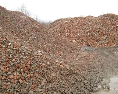 фото Бой кирпича на дорогу