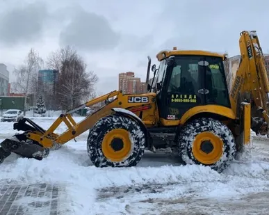 фото Уборка снега спецтехникой JCB 4CX