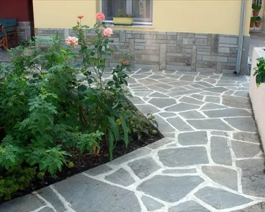 фото Мощение садовой дорожки плитняком
