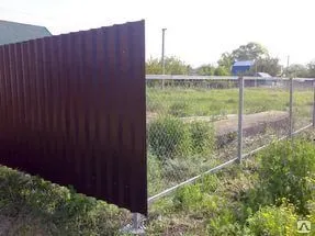 фото Заборы из сетки рабицы и профнастила