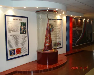 фото Тумба музейная под знамя