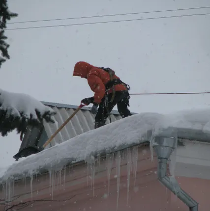 Фото №0 Чистка крыш от снега в Ярославле