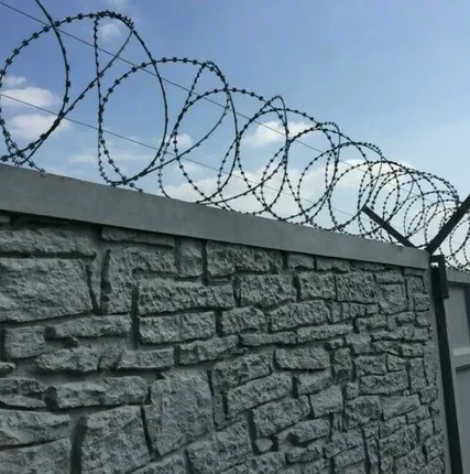 Фото №0 Колючая проволока для забора Кировский