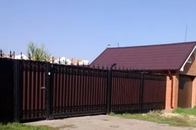 фото Откатные ворота кованные с профнастилом с одной стороны "Булат"