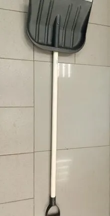 Фото №0 Лопата снеговая №2 410х360 с дерев..черенком и V-обр. ручкой